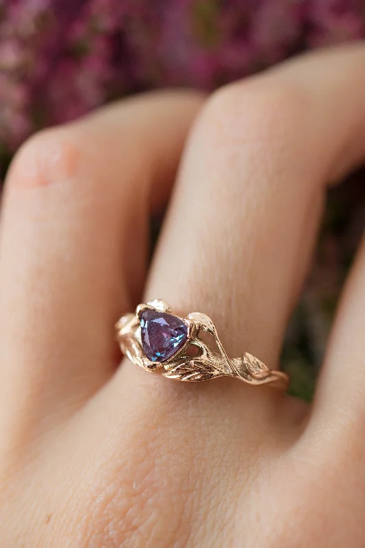 Lab alexandrite ring, trillion cut / Clematis